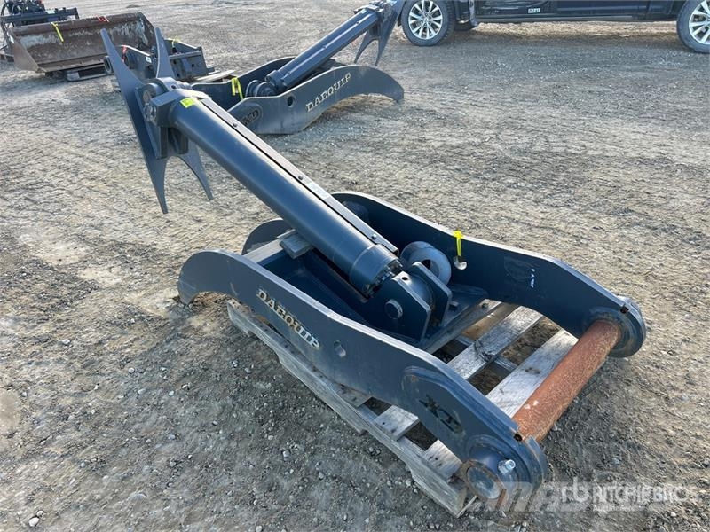 DaeQuip HE250 60 in Hydraulic Excavator Thumb 挖斗
