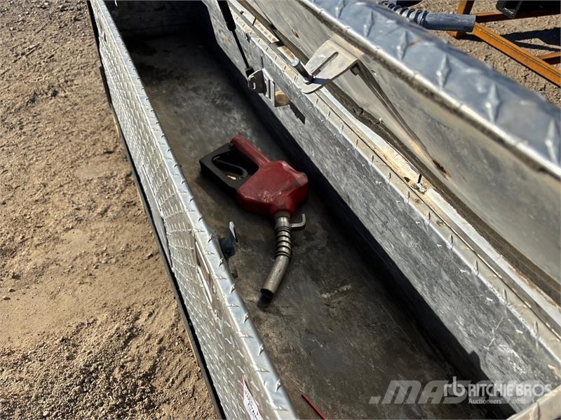  DeeZee Slip Tank / Toolbox معدات النقل - غير ذلك