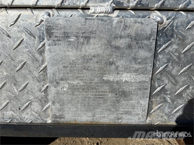  DeeZee Slip Tank / Toolbox معدات النقل - غير ذلك