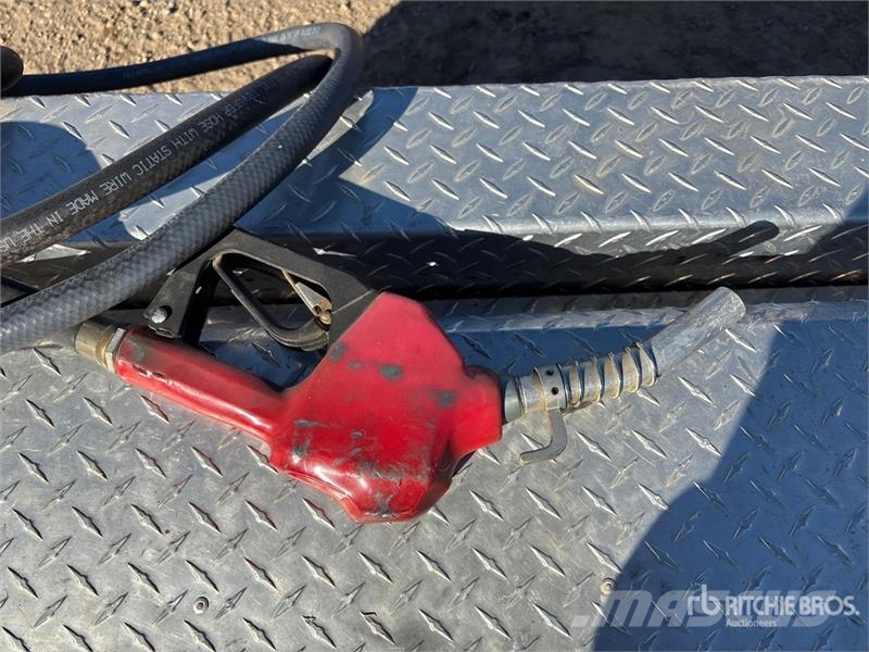  DeeZee Slip Tank / Toolbox معدات النقل - غير ذلك