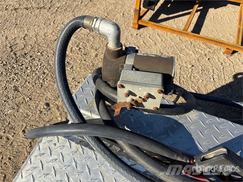  DeeZee Slip Tank / Toolbox معدات النقل - غير ذلك