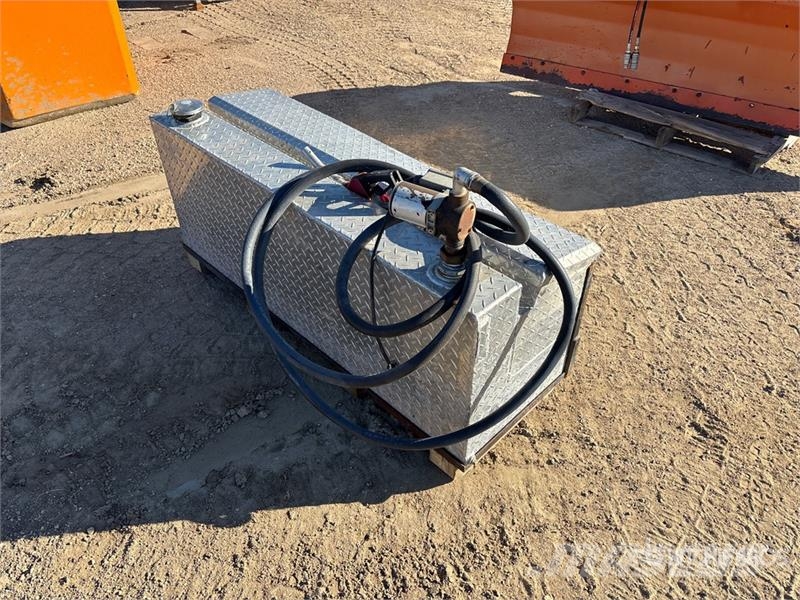  DeeZee Slip Tank / Toolbox معدات النقل - غير ذلك