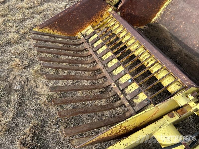 Degelman R570P Fork Type Rock Picker أَدَاةٌ لِجمع الحجارة