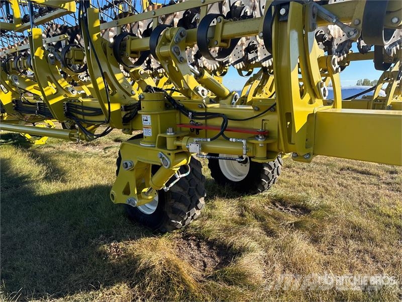 Degelman Strawmaster SMX70 70 ft Heavy Disc-on-Demand 18 in Gradas