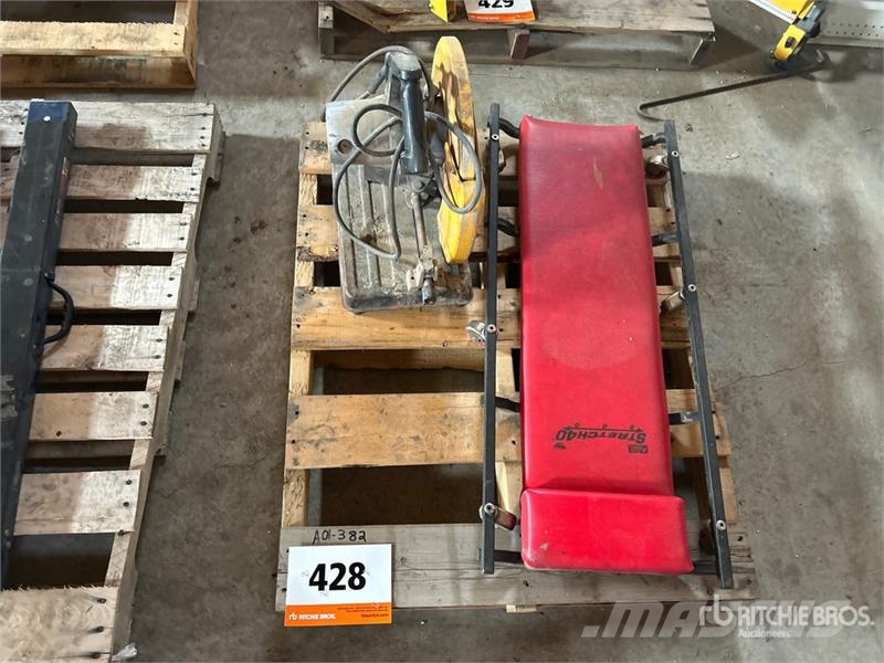 DeWalt Chop Saw & Stretch 40 Mechanic Creeper 其他组件