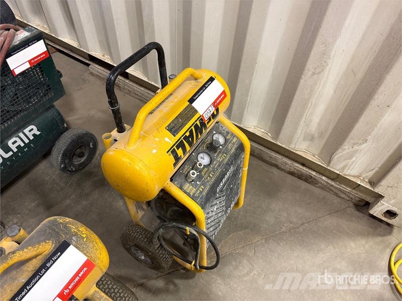 DeWalt D55146 5.2 cfm Electric 4.5 gal Air Compressor مكابس