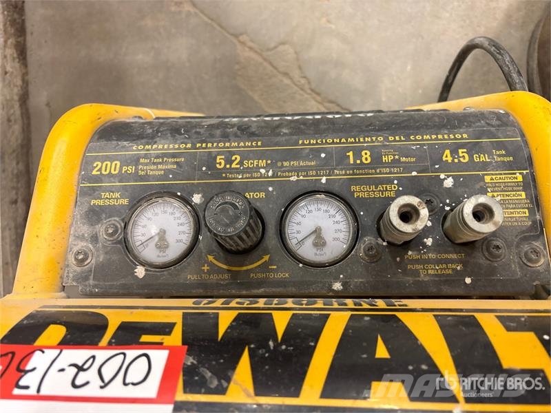 DeWalt D55146 5.2 cfm Electric 4.5 gal Air Compressor مكابس