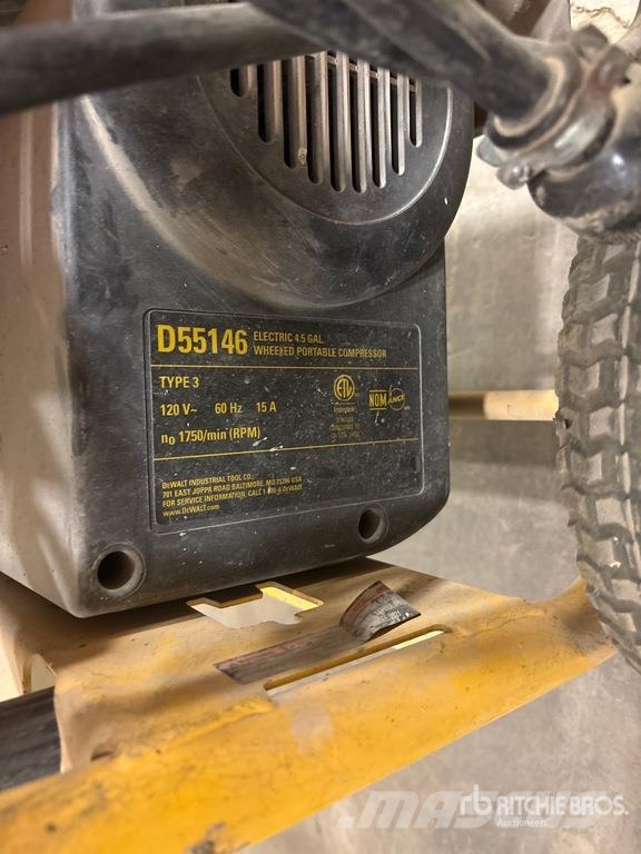 DeWalt D55146 5.2 cfm Electric 4.5 gal Air Compressor مكابس