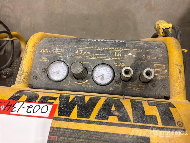 DeWalt D55146-CA 4.7 cfm Electric 4.5 gal Air Compressor مكابس