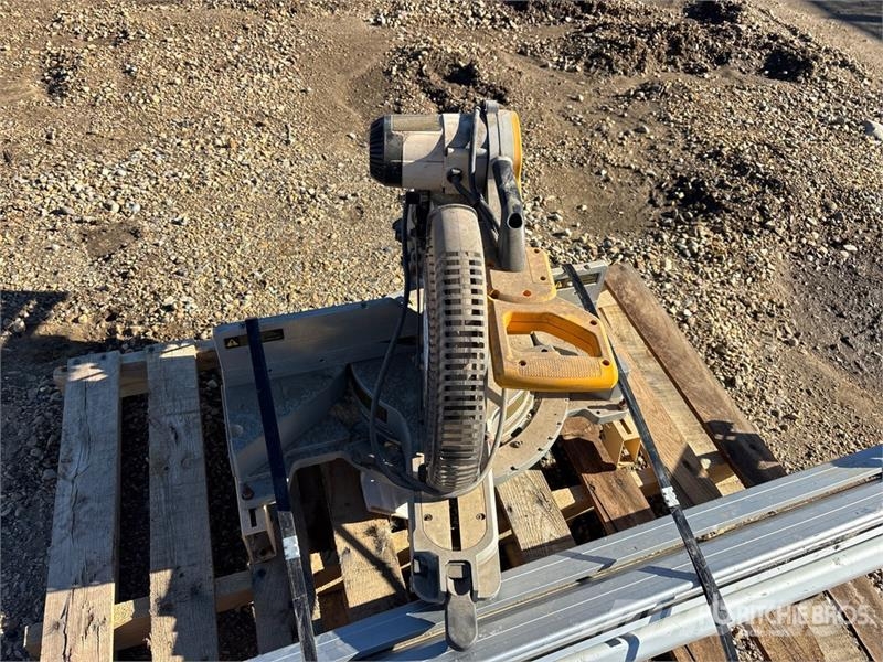 DeWalt Electric 12 in Cut-Off Saw Altri componenti