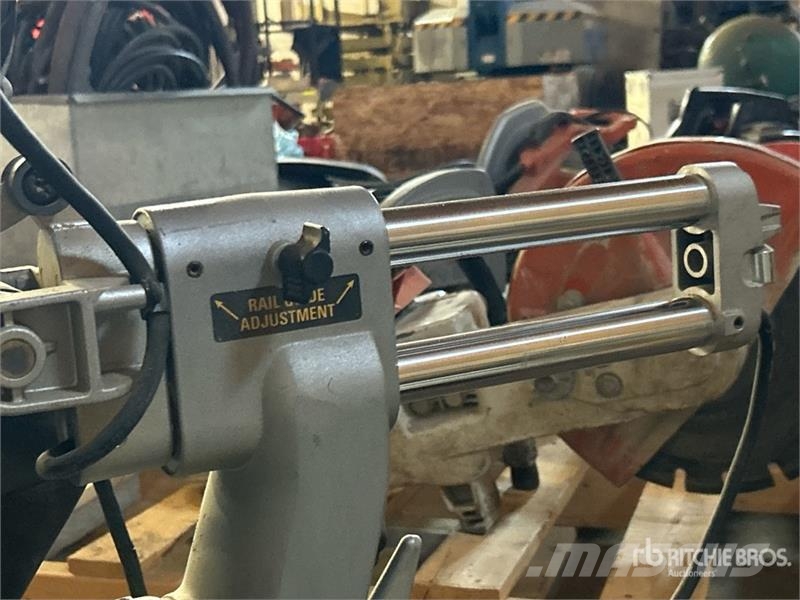 DeWalt Mitre Saw & 64 in Saw Stand Ostale komponente za građevinarstvo