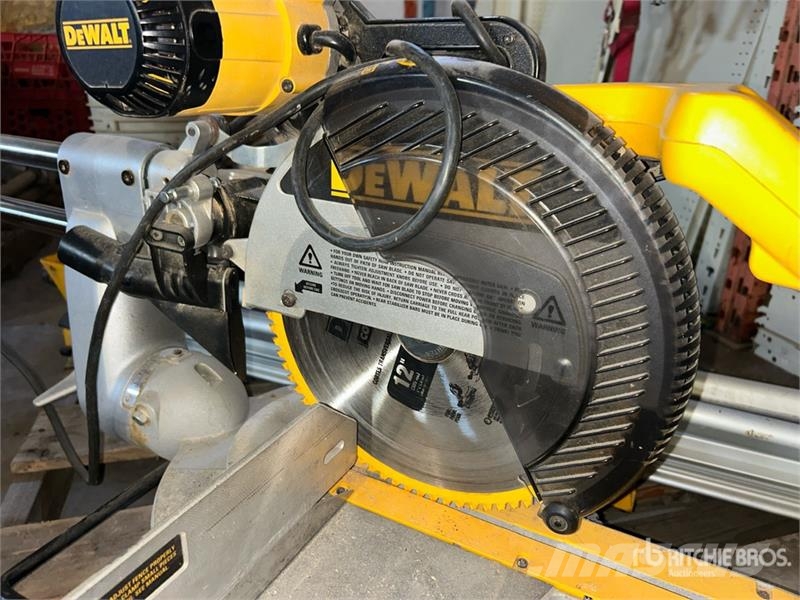 DeWalt Mitre Saw & 64 in Saw Stand Ostale komponente za građevinarstvo