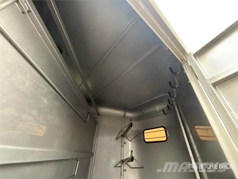  Dex 16 ft T/A Horse Trailer مقطورات نقل الحيوانات