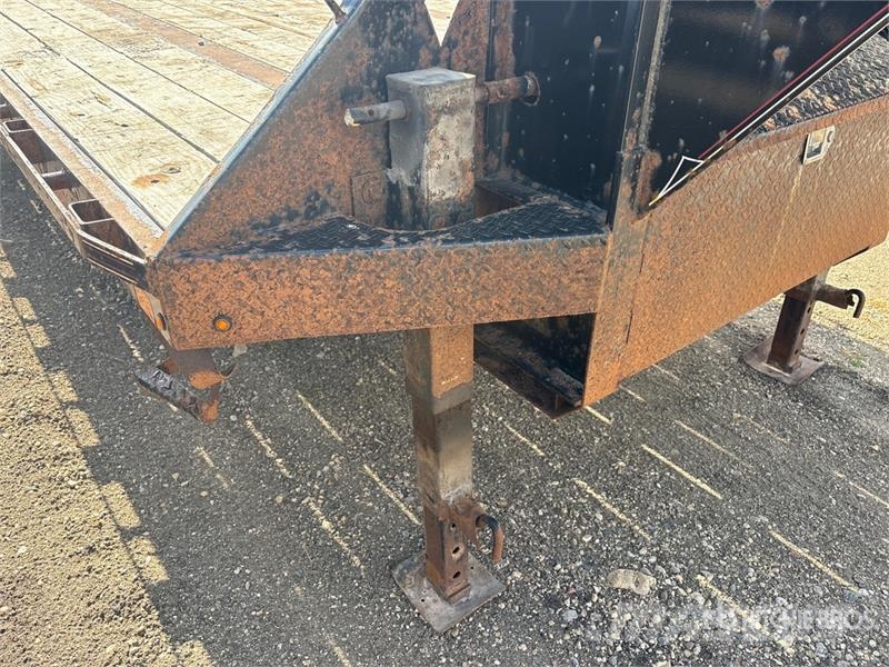 Diamond C Fleetneck 32 ft Tri/A Gooseneck Equipment Trailer مقطورات مركبات نقل