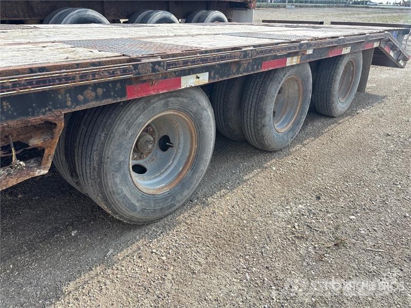 Diamond C Fleetneck 32 ft Tri/A Gooseneck Equipment Trailer مقطورات مركبات نقل