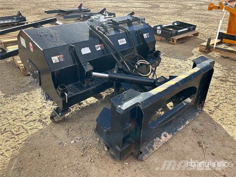 Dirt Trax 52 in Skid Steer Broom Щітки