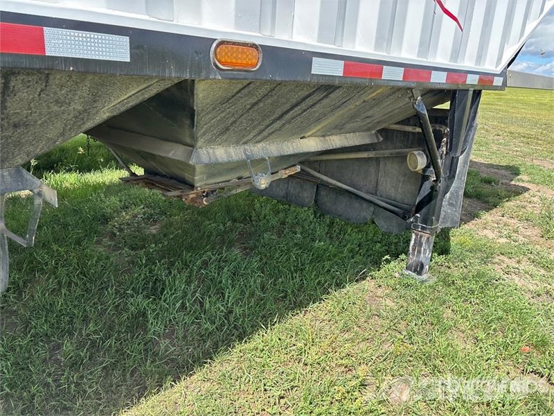 Doepker 27 ft Tri/A Super B-Train Lead Grain Trailer Transbordeur