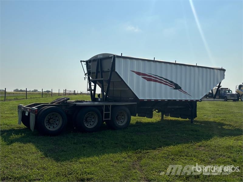 Doepker 27 ft Tri/A Super B-Train Lead Grain Trailer Transbordeur