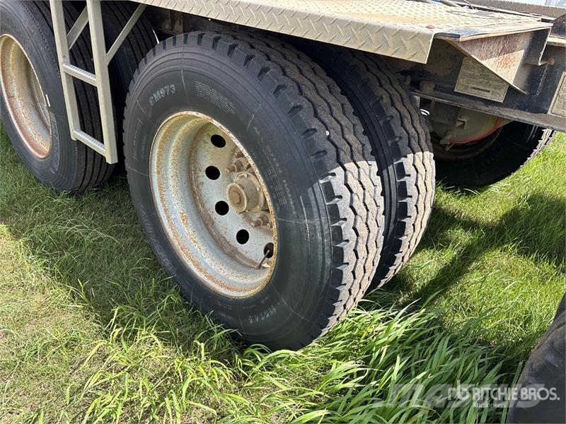 Doepker 27 ft Tri/A Super B-Train Lead Grain Trailer Transbordeur