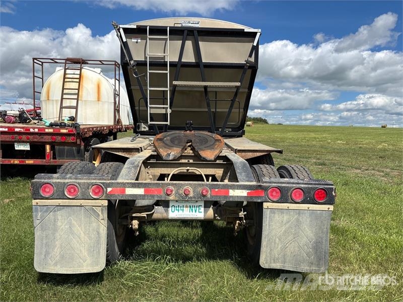 Doepker 27 ft Tri/A Super B-Train Lead Grain Trailer Transbordeur