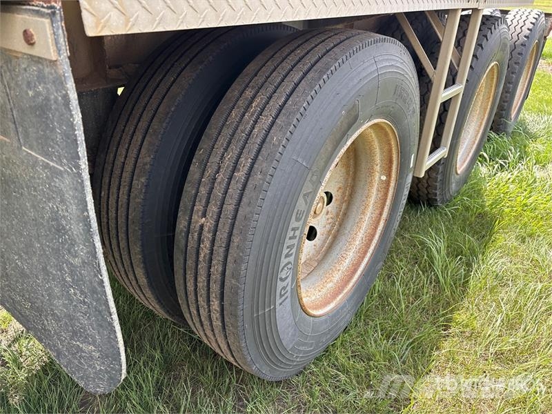 Doepker 27 ft Tri/A Super B-Train Lead Grain Trailer Transbordeur