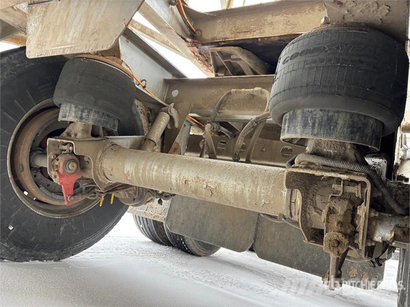 Doepker 28 ft Super B-Train Lead Grain Trailer Transbordeur