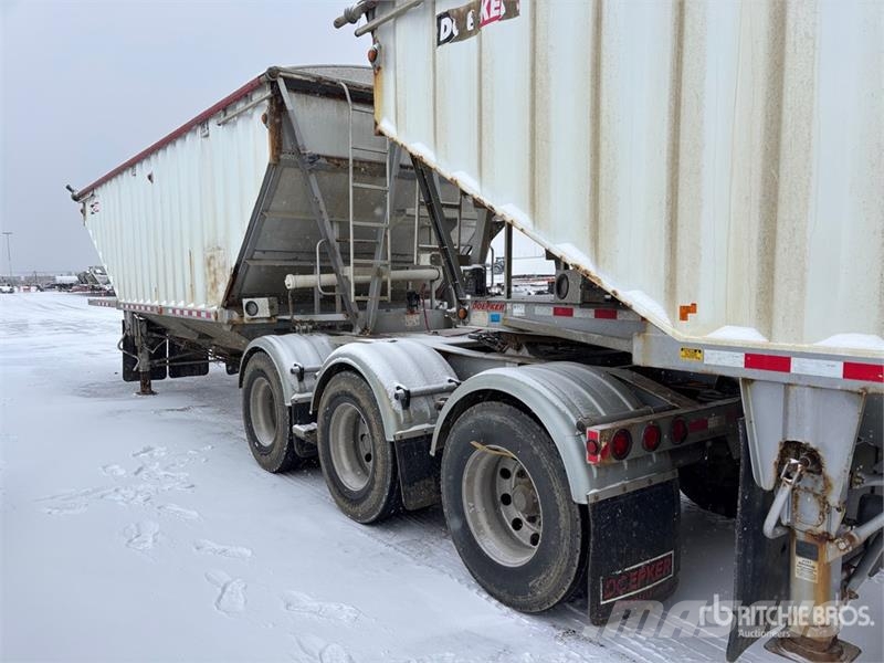Doepker 28 ft Super B-Train Lead Grain Trailer Transbordeur