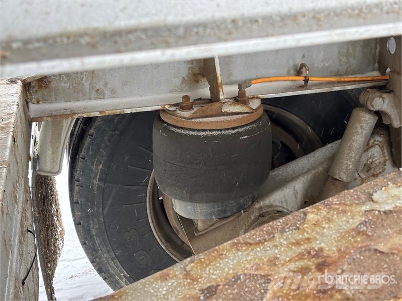 Doepker 28 ft Super B-Train Lead Grain Trailer Transbordeur