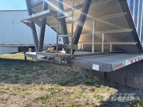 Doepker 28 ft Super B-Train Lead Belly Grain Trailer Grain / Silage Trailers