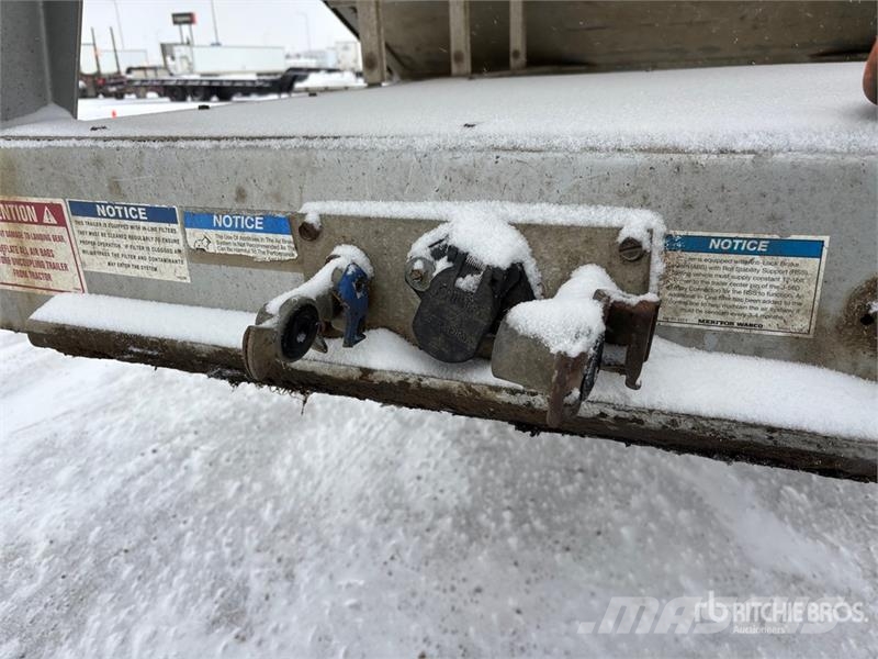 Doepker 28 ft Super B-Train Lead Grain Trailer Transbordeur