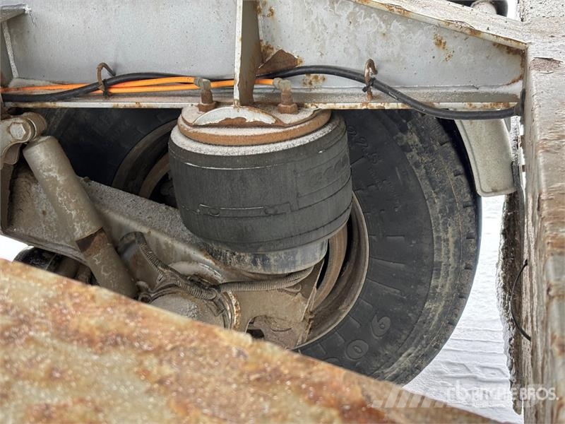 Doepker 28 ft Super B-Train Lead Grain Trailer Transbordeur