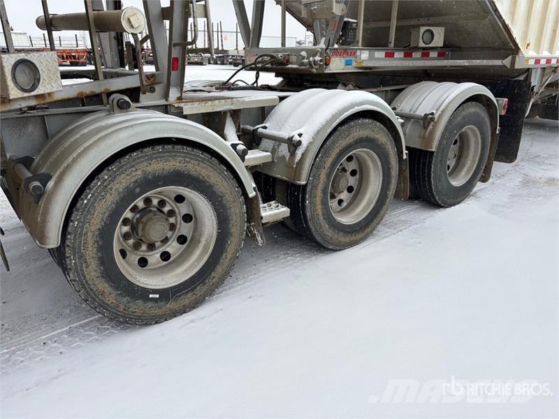 Doepker 28 ft Super B-Train Lead Grain Trailer Transbordeur