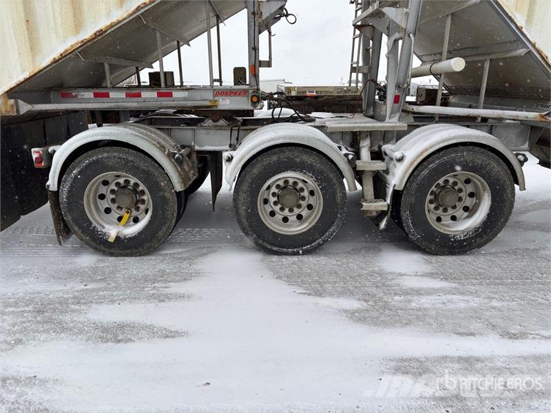 Doepker 28 ft Super B-Train Lead Grain Trailer Transbordeur