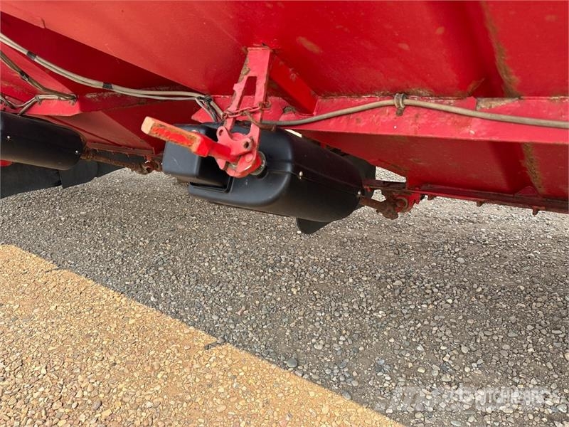 Doepker 28 ft Tri/A Super B-Train Lead Grain Trailer Transbordeur