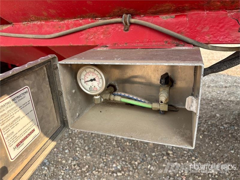 Doepker 28 ft Tri/A Super B-Train Lead Grain Trailer Transbordeur