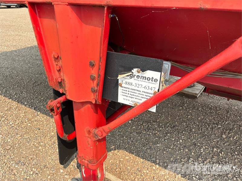 Doepker 28 ft Tri/A Super B-Train Lead Grain Trailer Transbordeur