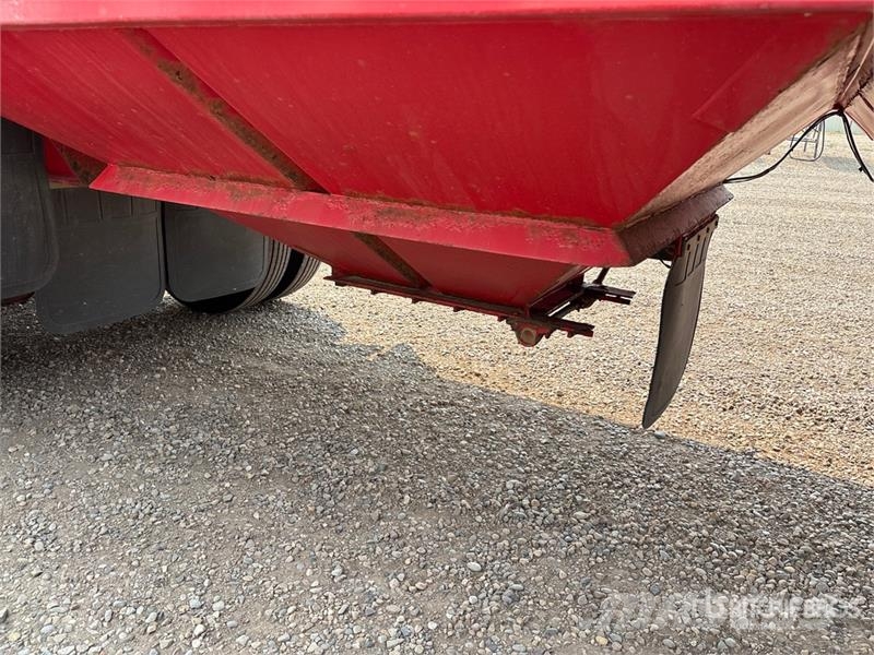 Doepker 28 ft Tri/A Super B-Train Lead Grain Trailer Transbordeur