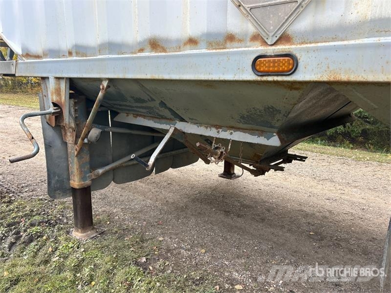 Doepker 28 ft Tri/A Super B-Train Lead Grain Trailer Kornhengere