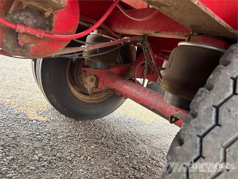 Doepker 28 ft Tri/A Super B-Train Lead Grain Trailer Transbordeur