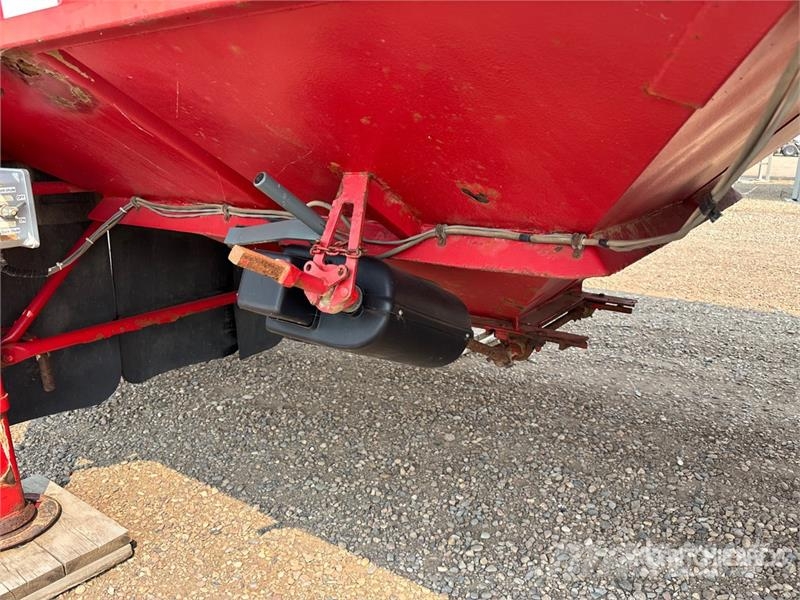 Doepker 28 ft Tri/A Super B-Train Lead Grain Trailer Transbordeur