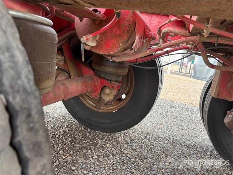 Doepker 28 ft Tri/A Super B-Train Lead Grain Trailer Transbordeur