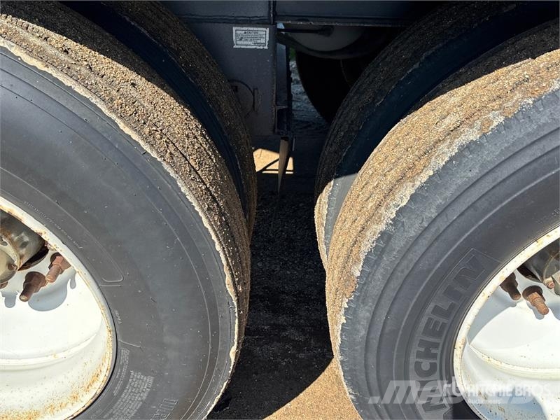 Doepker 29 ft Tri/A Super B-Train Lead Grain Trailer 곡물용 카트