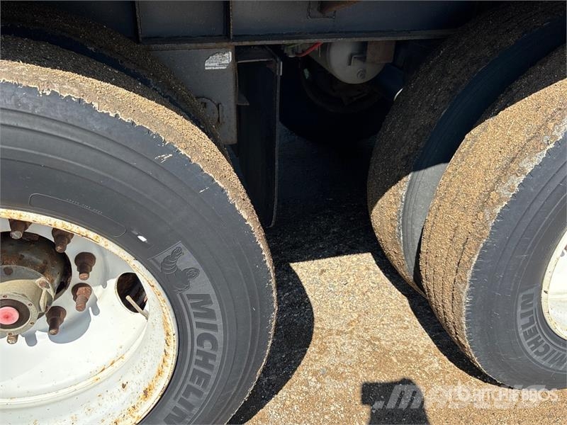 Doepker 29 ft Tri/A Super B-Train Lead Grain Trailer 곡물용 카트