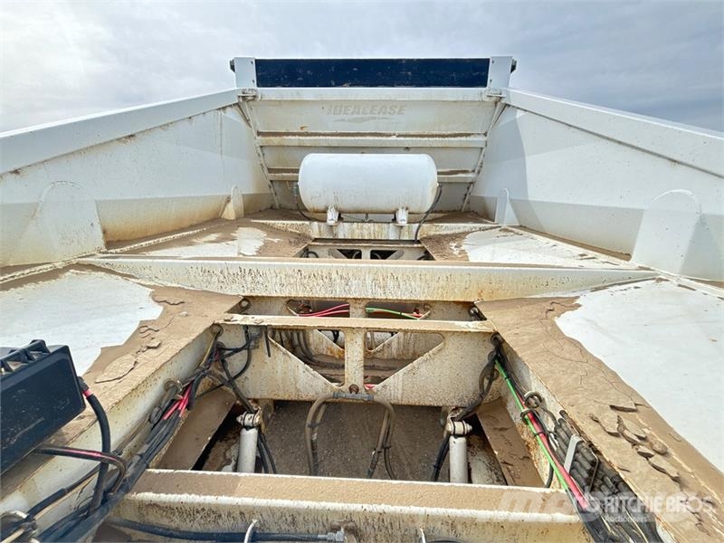 Doepker 40 ft Tri/A Belly Dump Trailer Tipphengere