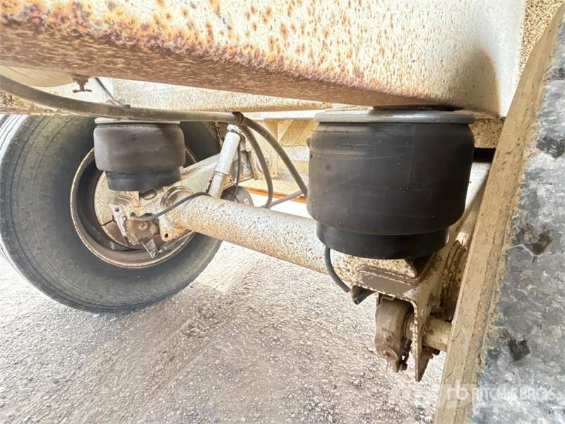 Doepker 40 ft Tri/A Belly Dump Trailer Tipphengere