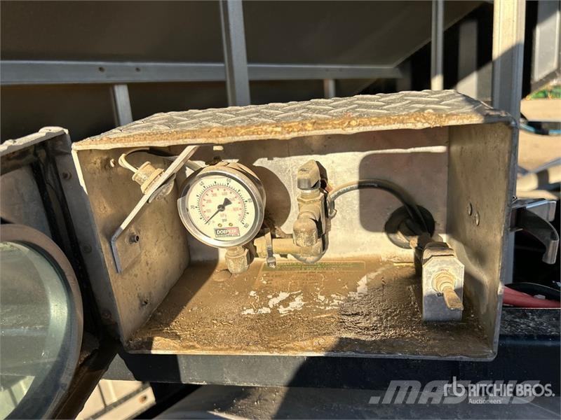 Doepker 44 ft Tri/A Grain Trailer Gabona átrakó kocsik