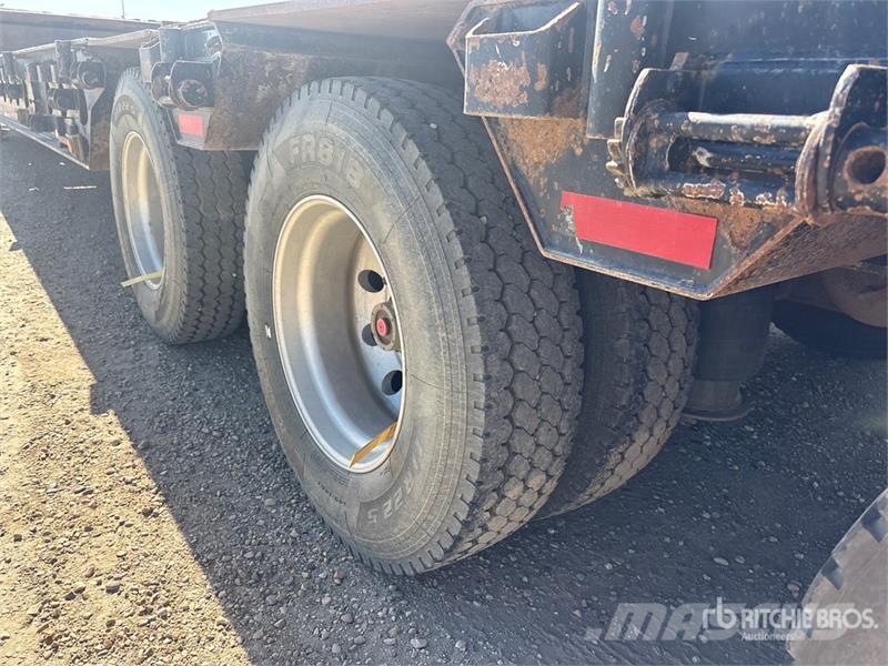 Doepker 50 ft Tri/A Folding Neck Trailer Nízko rámové nákladné automobily