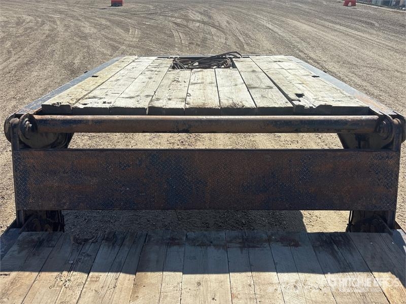 Doepker 50 ft Tri/A Folding Neck Trailer Nízko rámové nákladné automobily