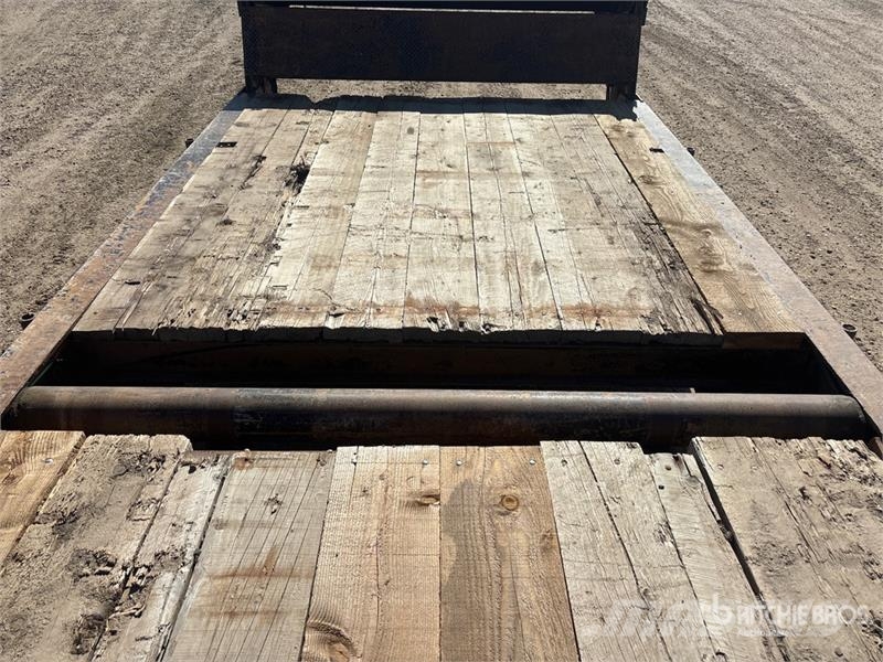 Doepker 50 ft Tri/A Folding Neck Trailer Nízko rámové nákladné automobily