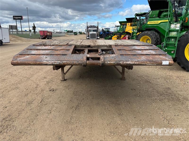 Doepker 52 ft Tri/A Folding Neck Trailer Низкорамные прицепы